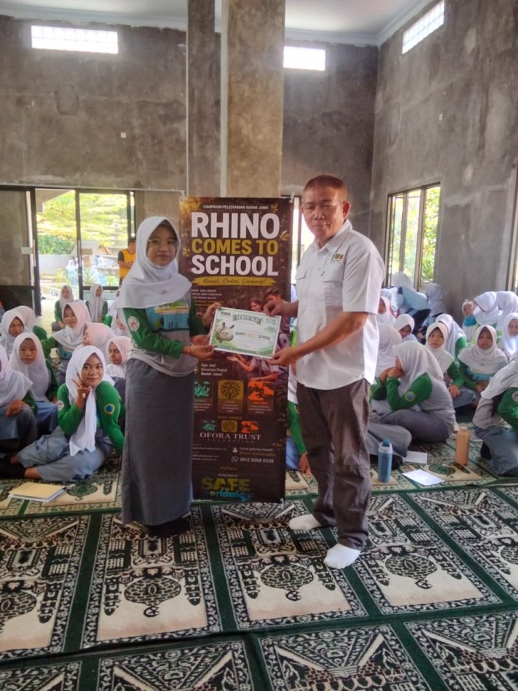 "RHINO COMES TO SCHOOL" ARRIVES AT SMA N 11 PANDEGLANG   More Than 200 Grade 11 Students Encouraged to Become "Rhino Ambassadors"
